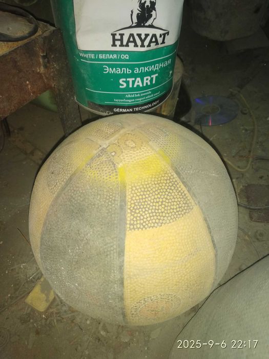 Продаётся мячик с шипами как баскетбольный