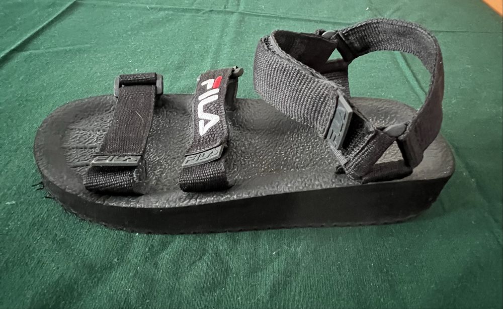 Sandale usoare, confortabile, cu talpa plata, benzi cu scai de la Fila, marimea 40