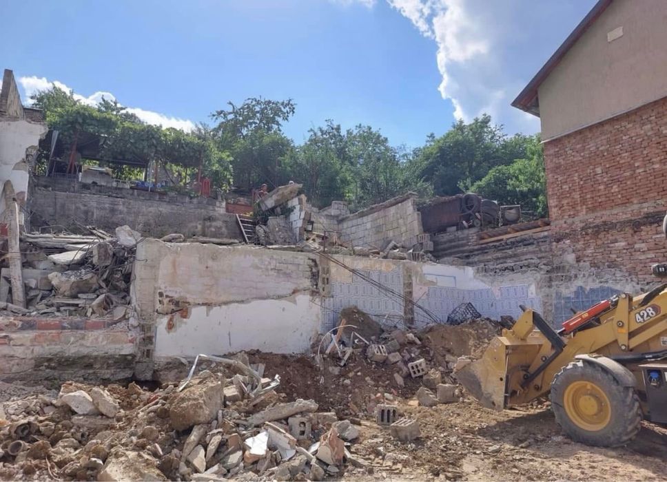 Buldoexcavator de închiriat cu picon – săpături și demolări
