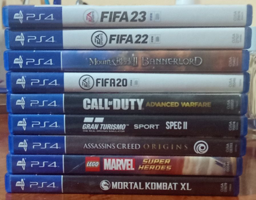 Vând PlayStation 4.