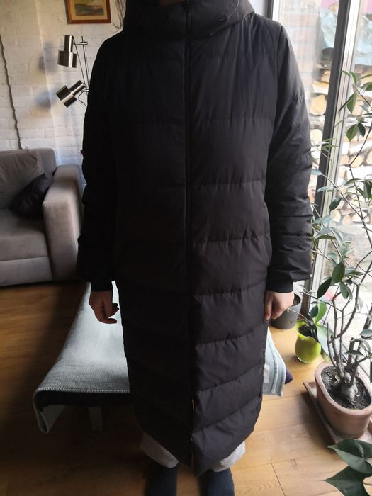 Vând geacă pentru femei de iarnă, lungă cu puf firma Cos