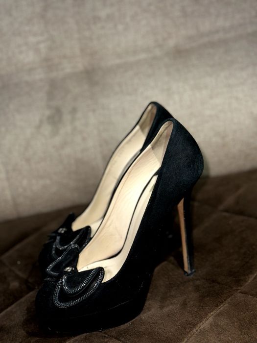 Продаю кросовки и туфли/ в хорошем состоянии размеры все 37-е  и кросс