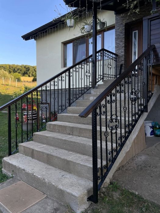 Balustrada din fier forjat și tablă decupată.
