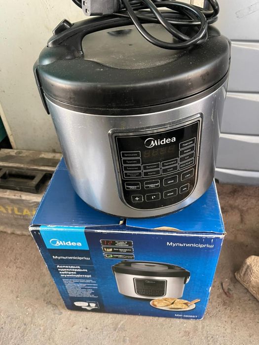 Мультиварка Midea в отличном состоянии