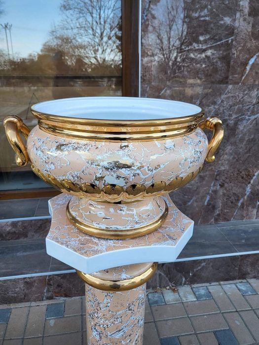 Красива колона с ваза