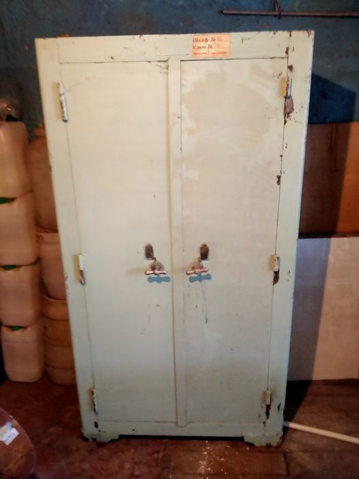 Шкаф железный двухстворчатый