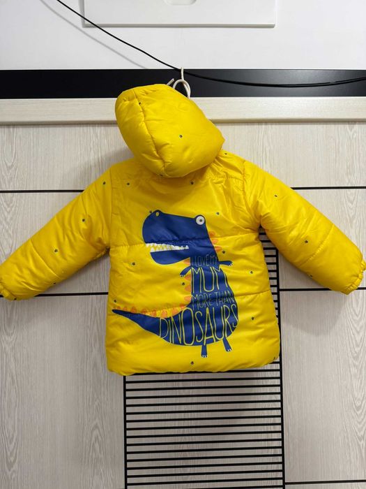 Жълто зимно яке с динозавър с качулка
