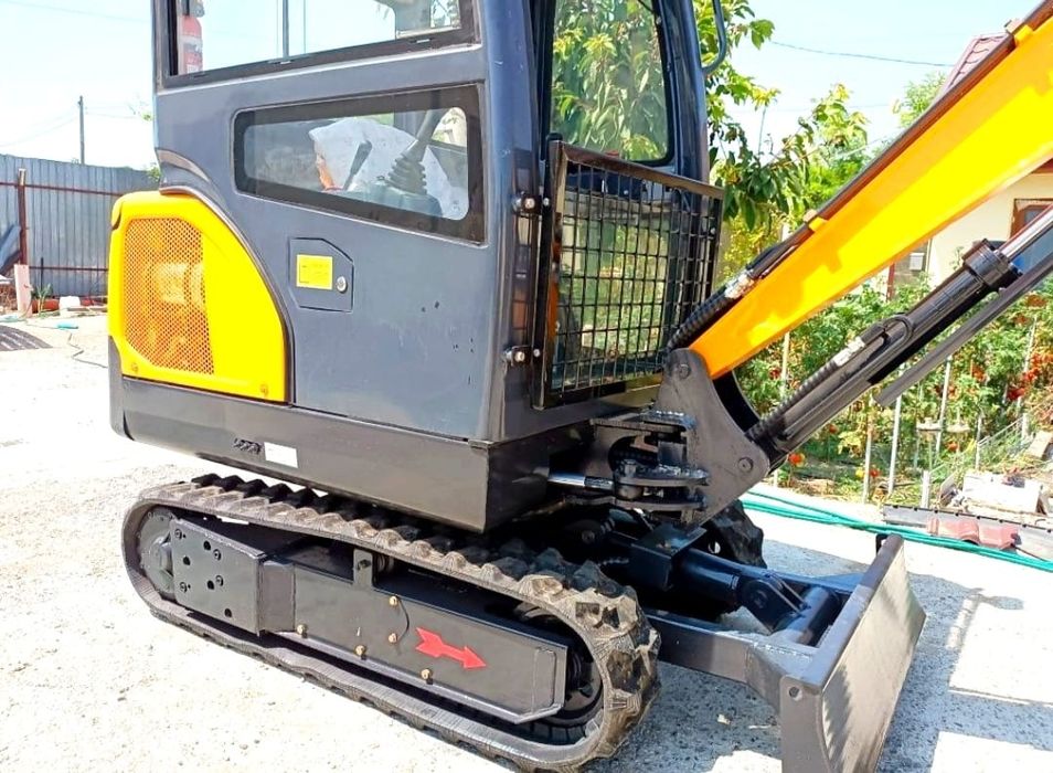 Escavator săpat casă, fundați, gard ,calalizare .apa gaze .cablu elect