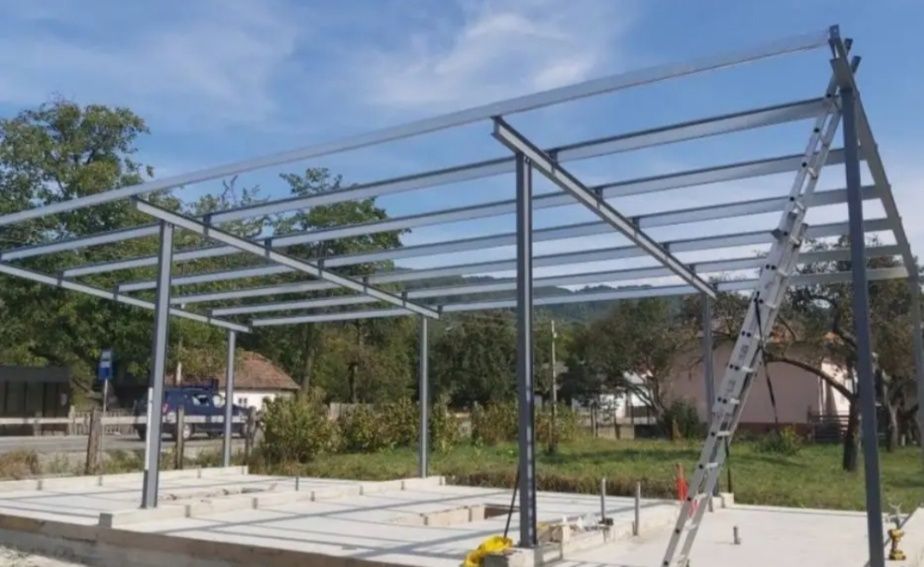 Vând hala metalica cu țeavă pe acoperiș