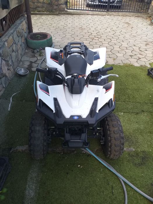 Vând atv polaris
