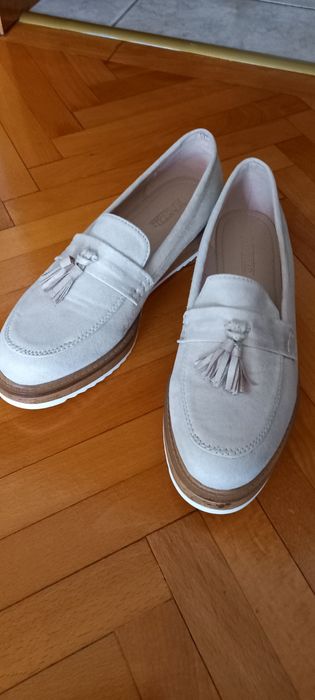 pantofi de damă mărimea  40 ,noi  culoarea bej, foarte frumoși