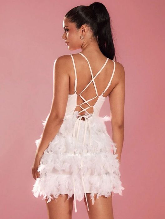 Бяла рокля елегантна с пера