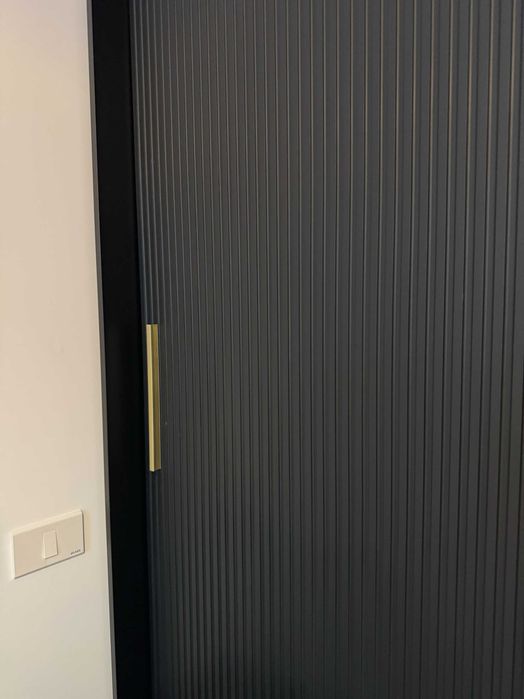 Dulap MDF Hartford 402 negru și auriu în stare foarte bună