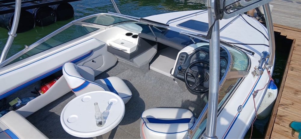 Barca cabinata cu motor Sea Ray 200 Overnighter peridoc inclus