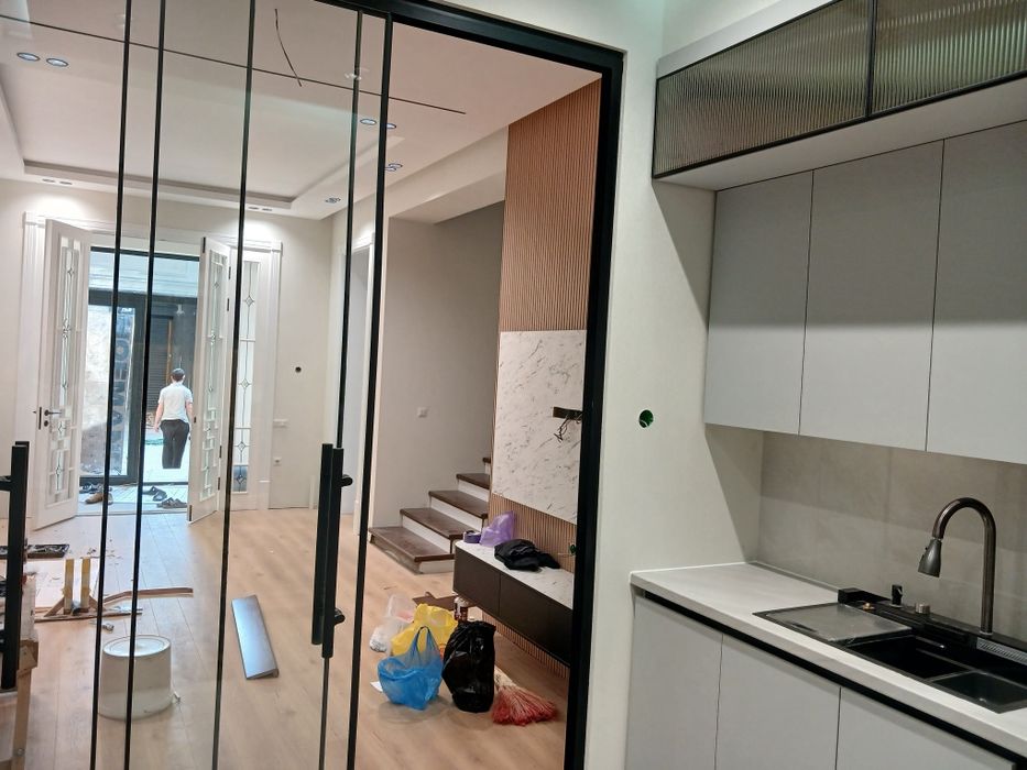 Yakkasaroyda Salamatinani yonida 2 ta 2.5 sotih engi uy