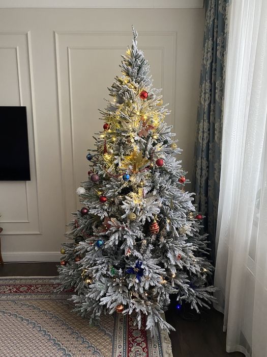 Продам ёлку с игрушками.