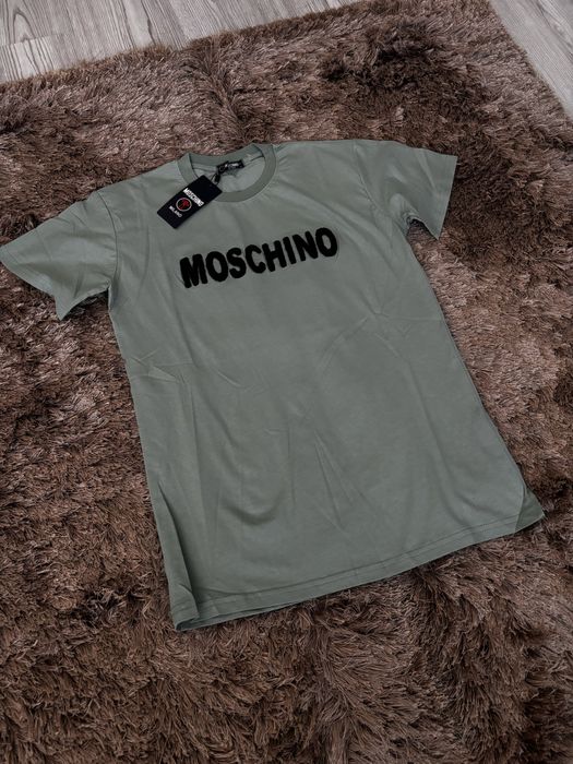 Tricou bărbați Moschino Milano – Verde Khaki/Măsliniu, Mărimea L
