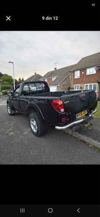 3 Mitsubishi L200 cu volan pe dreapta