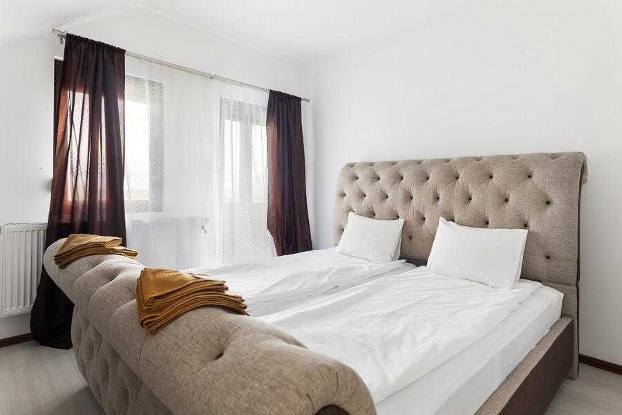 Casă spectaculoasă cu teren de sport și curte mare în Tărlungeni