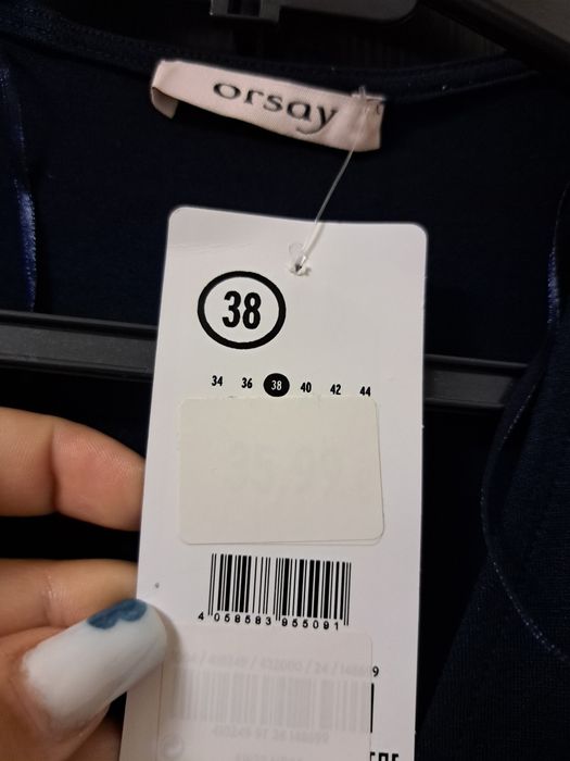 Rochie de damă cu detaliu la mijloc