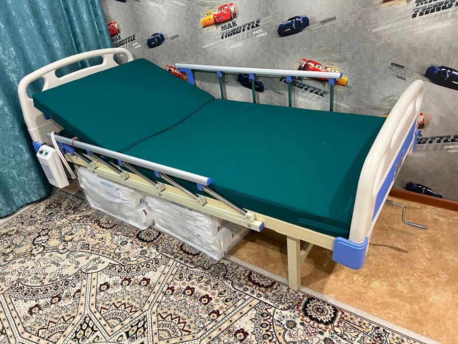 Кровать для лежачих больных с противопролежневым матрасом