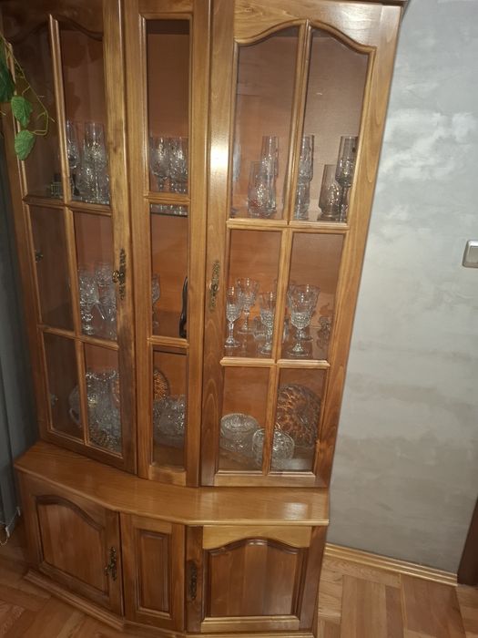 Масивни дървени шкафове и витрини