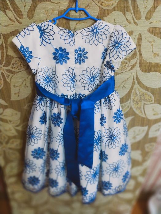 Продам детское платье на 4 года