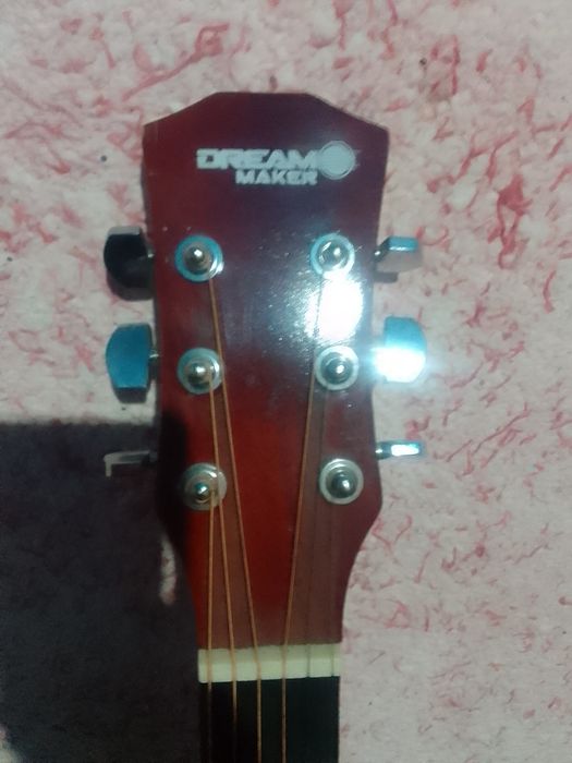 Gitara. Edeal holatda