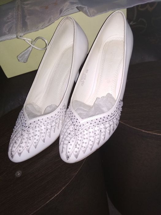 Продам туфли белые