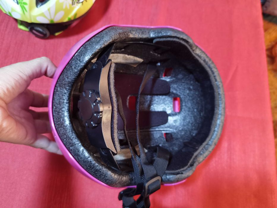 Продавам 2бр детски каски за глава