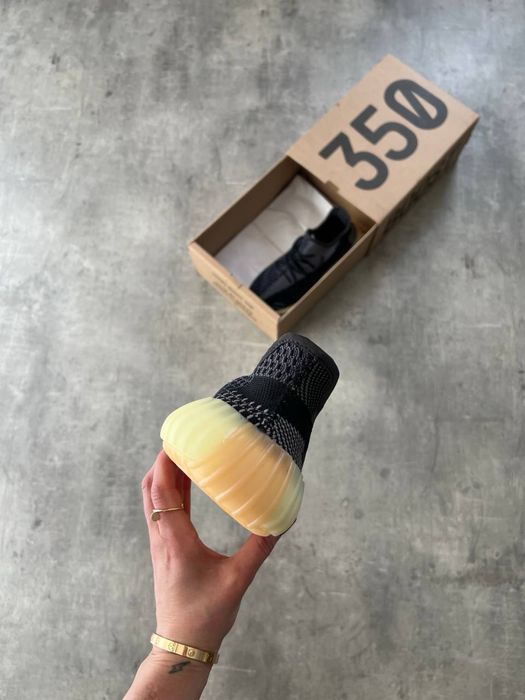 Отново Yeezy Boost 350 V2 CARBON