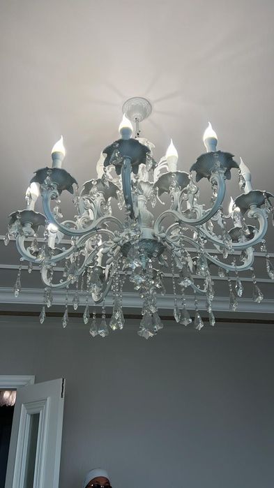 Красивая люстра в классическом стиле