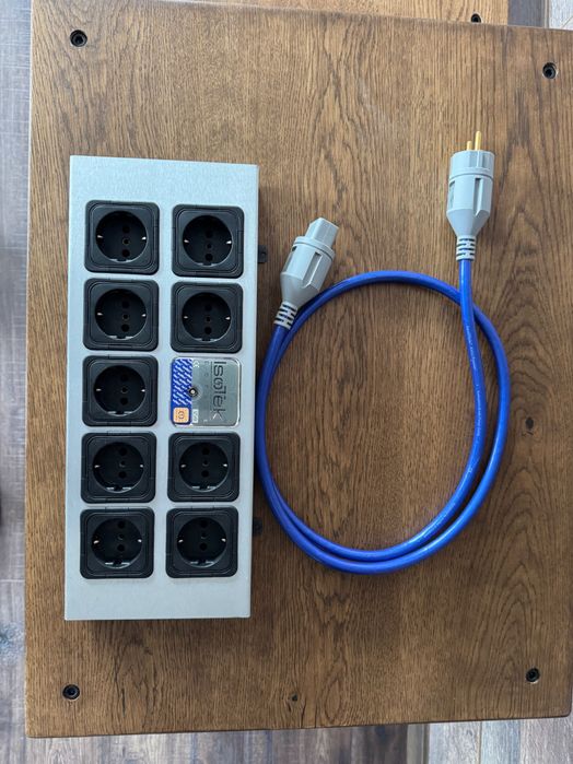 Чисто нов захранващ филтър IsoTek EVO3 Corvus + кабел Premier (9 гнезда)