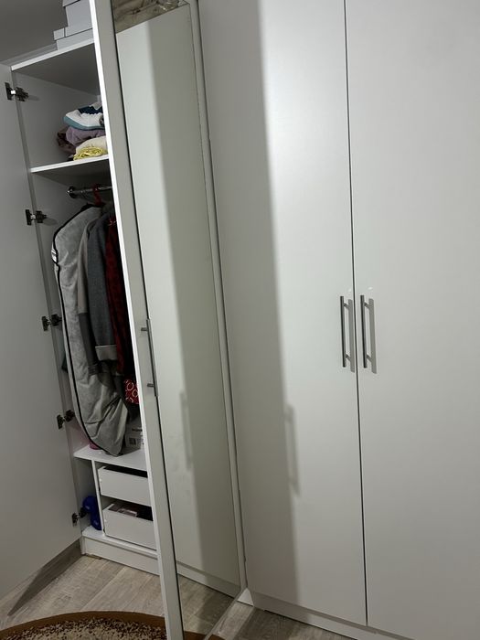 Шкаф с зеркалом .