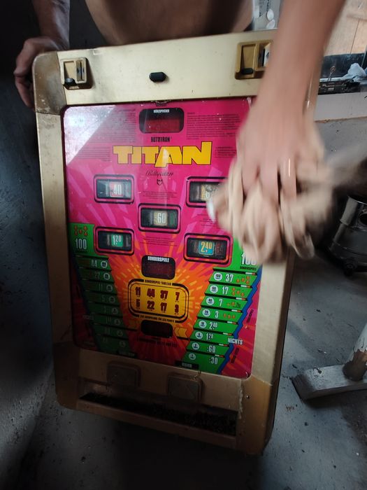 Machina de joc tip slot  Titan