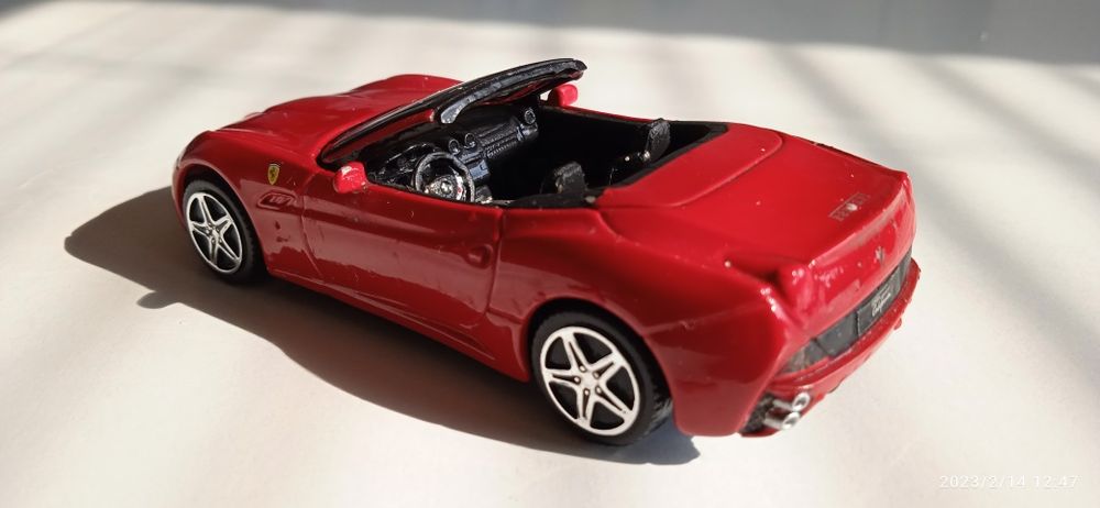 Продавам метални автомобили Burago.