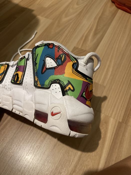 Adidași Nike Uptempo.
