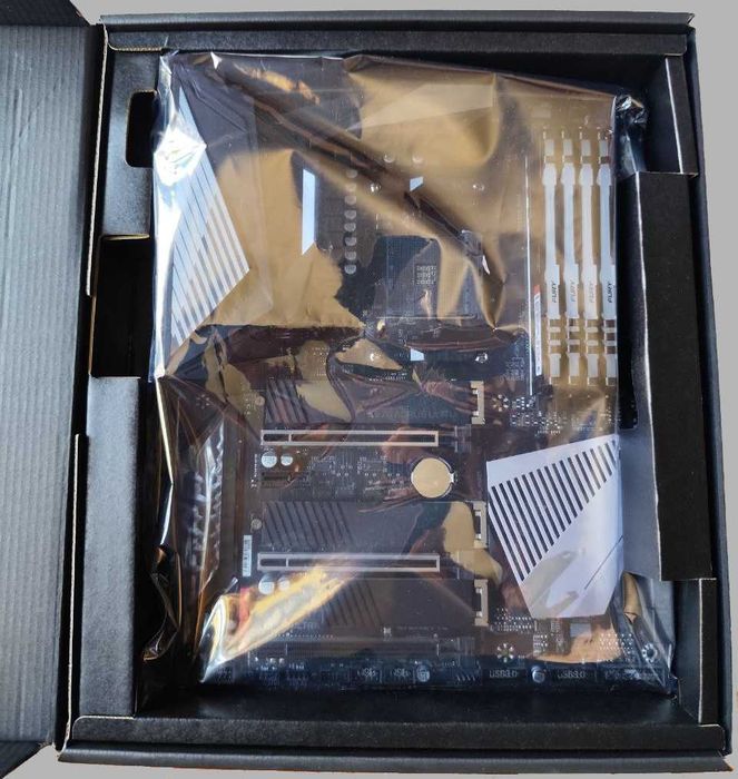 Материнская плата GIGABYTE X570 AORUS ULTRA и память Kingston FURY