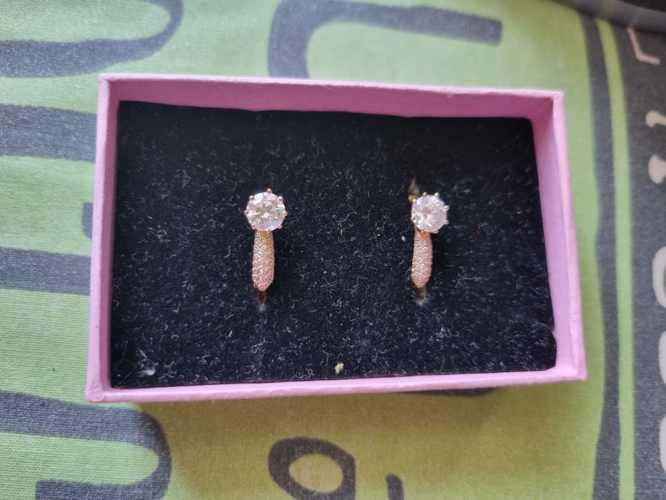 Продам золотые серьги