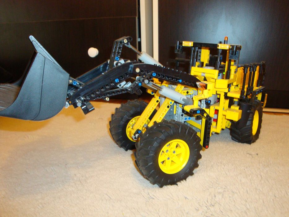 incarcator excavator vola 4 motoare Lego Technic 42030 telecomanda