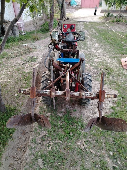 Зубр мини трактор сотилади ишлаши зур каплектида плуг. Чизели бор