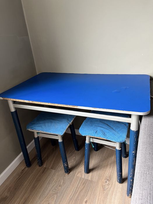 Стол и две табуретки