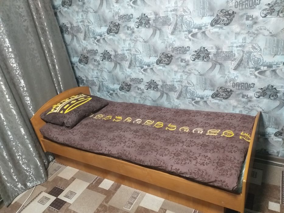 Продам кровать с матрацем