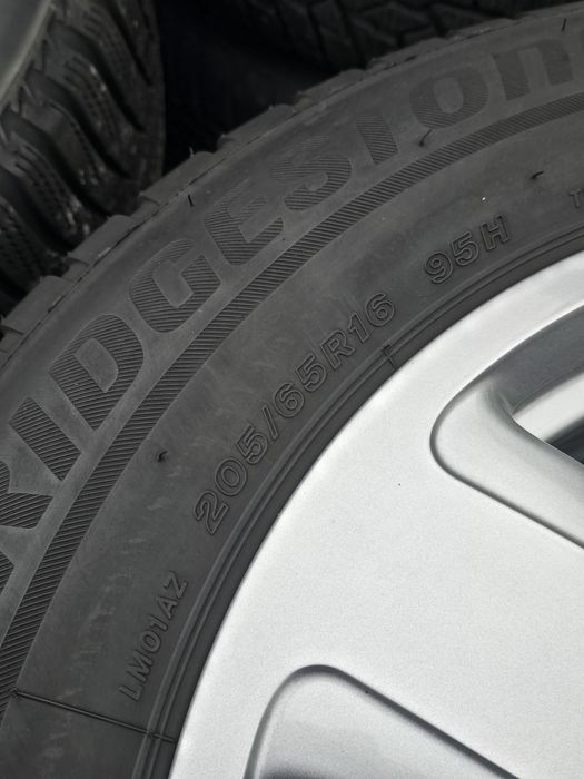 4 Броя 205/65/16 Bridgestone 2x7,5mm 2x5mm
