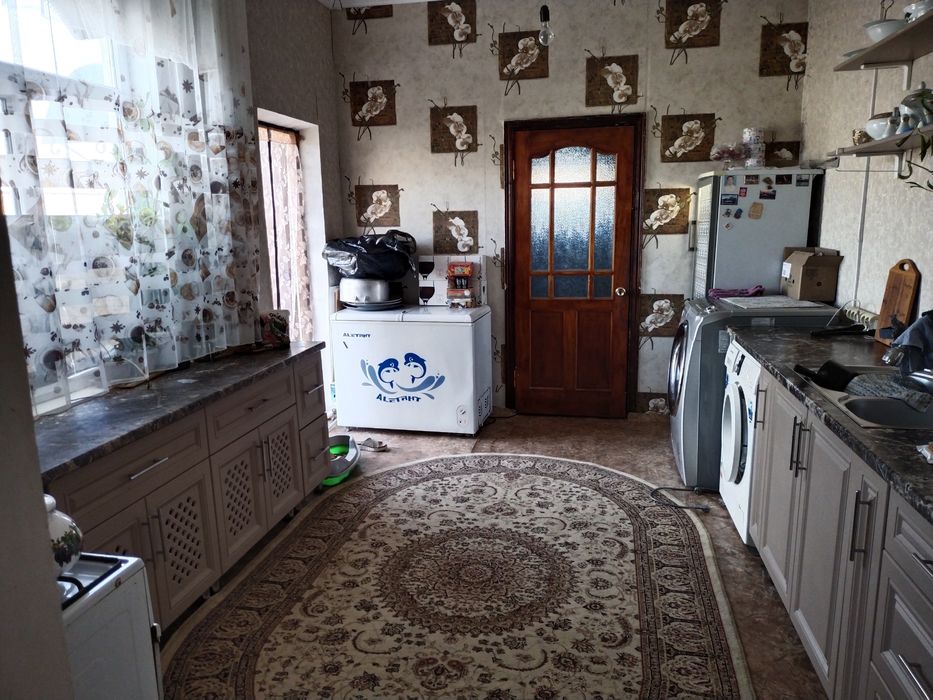 Продаётся в связи с переездом  4-х комнатный дом в 8 участке (АТАМУРА)