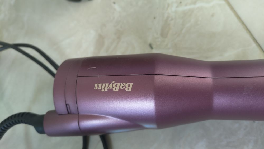 Peria rotativă prezentată este modelul BaByliss Big Hair Dual AS950E.
