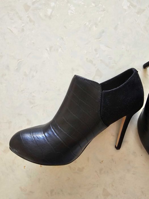 Затворени обувки с висок ток