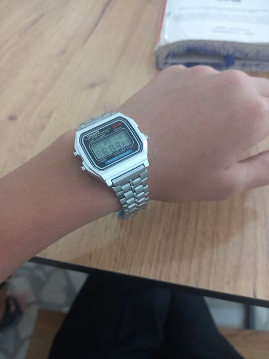 Erkaklar uchun qol soati rang: kumush miqdor:1