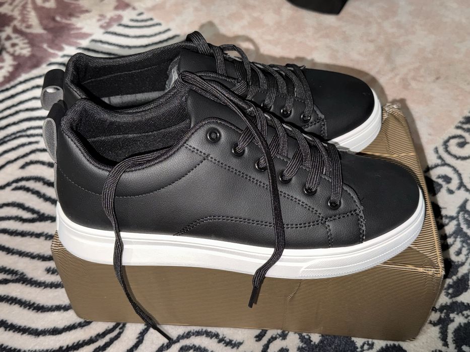 Кеды черные с белой подошвой