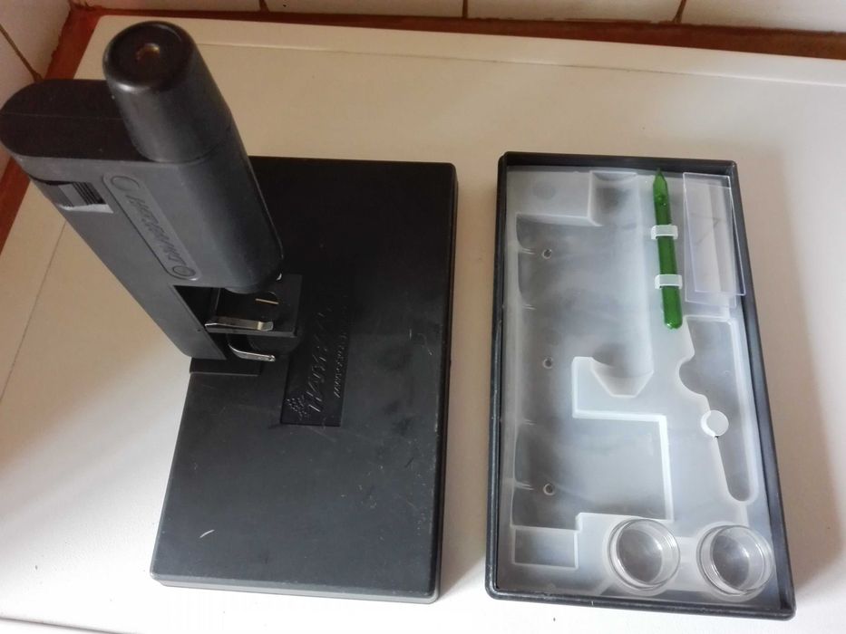 Микроскоп , камион и стара абаджийска ножица .